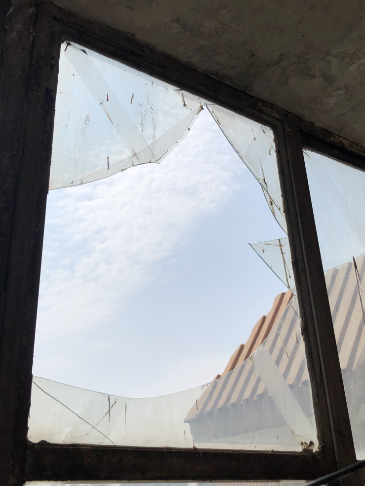 |壹现场丨小区楼上玻璃频脱落 楼下奔驰一月遭殃两次