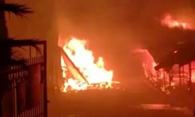 「希腊移民」一名妇女出现发烧症状后死亡引发骚乱，希腊最大难民营被大火吞噬