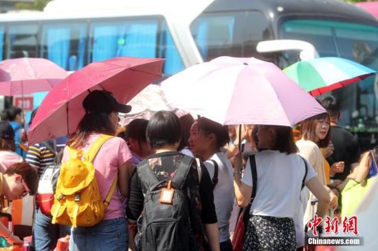 5月31日，北京遭遇高温天气。北京西站广场候车民众撑伞防晒。 <a target='_blank' href='http://www.chinanews.com/'>中新社</a>记者 张宇 摄