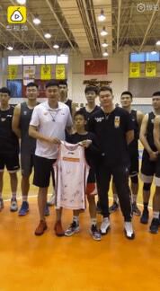 篮球圆梦了！火遍全网的独臂篮球少年与易建联交流球技，现场收到这些鼓励太暖心...
