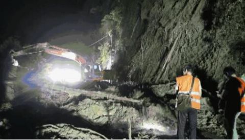 福建三明福建三明山体滑坡影响铁路线，500人连夜抢通