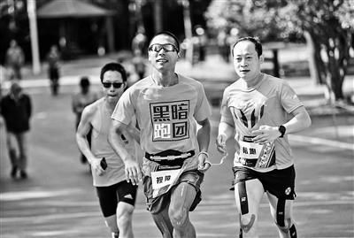|国内首位盲人跑者完成100公里“超马” 15名志愿者助跑