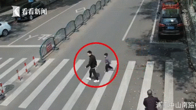 『交通』惊险！5岁儿子被撞瞬间 父亲神反应一把拽回...