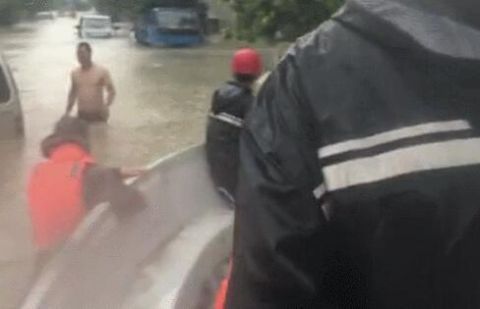 |浙江温州龙湾70名群众被困 民兵迅速转移群众