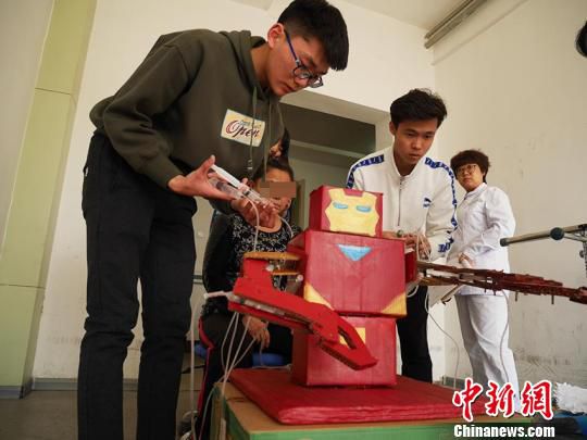 吉林大学生用纸壳针筒自制“康复机器人”
