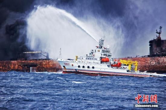 图为“东海救117”轮向“桑吉”轮喷射泡沫降温灭火。。<a target='_blank' href='http://www.chinanews.com/'>中新社</a>发 上海海上搜救中心供图