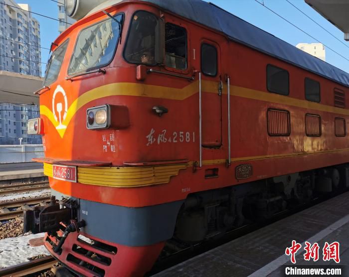 开往太行山的绿皮年货列车助村民走上脱贫路