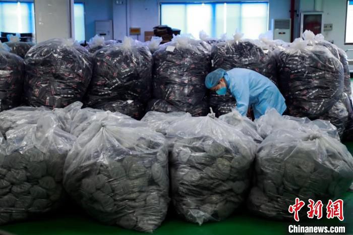 每天该厂可以生产4.5万只口罩。　汤彦俊 摄