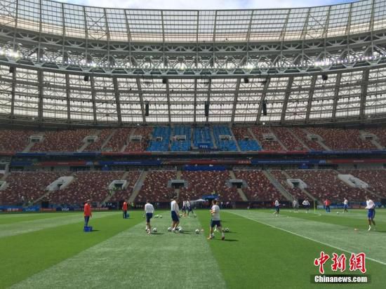 资料图：当地时间6月13日，记者进入莫斯科卢日尼基体育场内部，2018年俄罗斯世界杯揭幕战将在这里打响。图为俄罗斯队在场内训练。<a target=&apos;_blank&apos; href=&apos;http://www.chinanews.com/&apos;><p align=