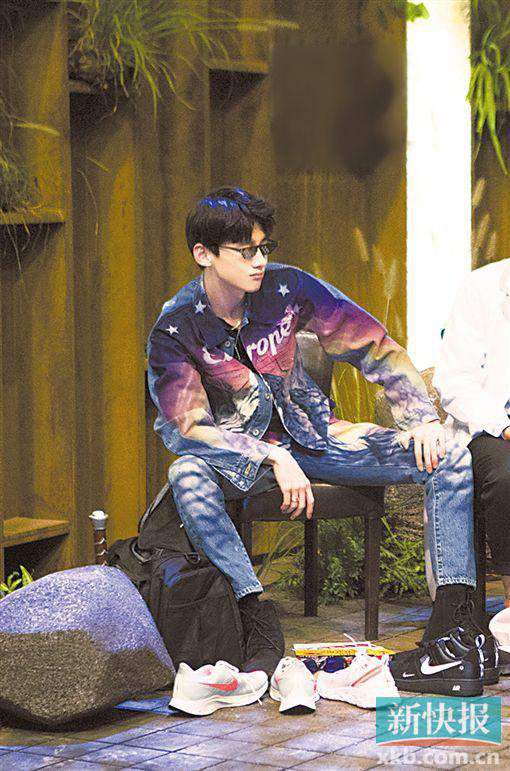 《明星大侦探》开播白敬亭现场卖鞋