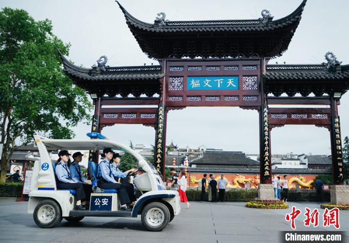 图为南京夫子庙地区的女子巡逻队。警方供图