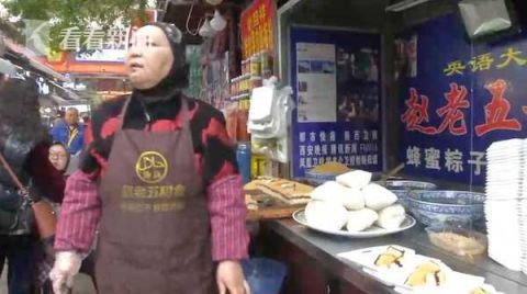|30多年的老摊位火了！西安大妈飙英语卖凉糕