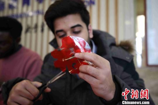 中国石油大学(华东校区)海外留学生在剪窗花。　胡耀杰 摄