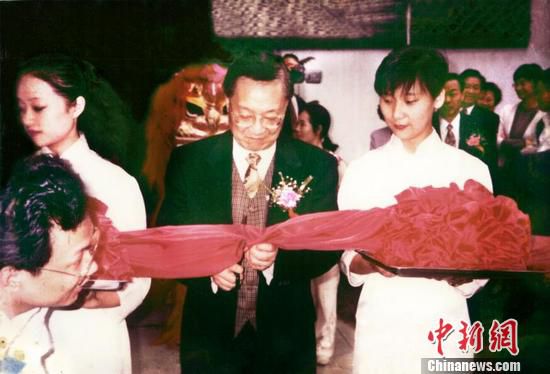 1996年11月5日，金庸为云松书舍捐赠仪式剪彩。 云松书舍提供