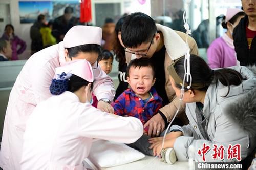 资料图：小朋友在医院扎针输液。。<a target='_blank' href='http://www.chinanews.com/'>中新社</a>记者 刘文华 摄