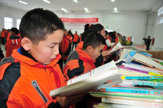 正能量■万里援疆 书香寄情