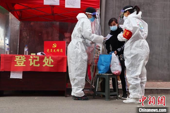 陈丽英老师坚守抗疫一线 学生隔窗敬礼唱出“谢谢你”