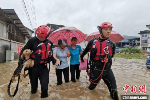 |福建武夷山水漫城区 消防队员紧急营救