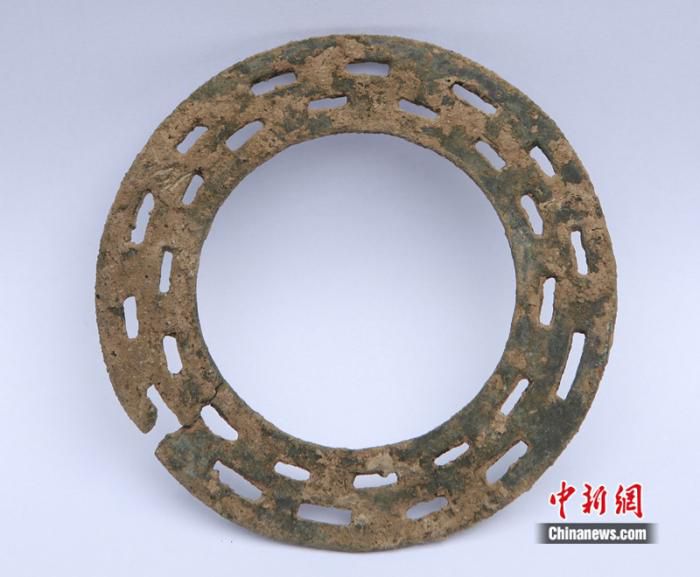 铜璧形器。中国社会科学院考古研究所供图