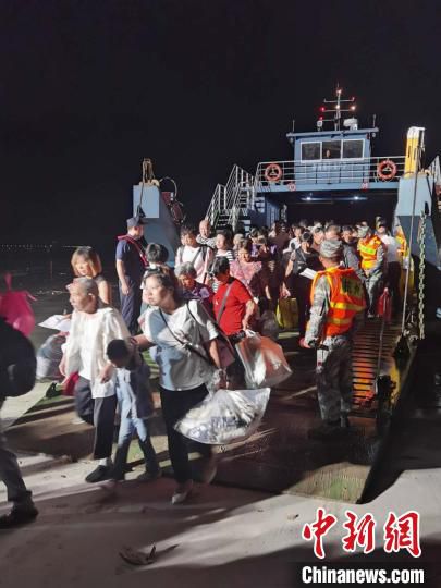 时政|新安江水库首次9孔全开泄洪 下游群众彻夜紧急转移