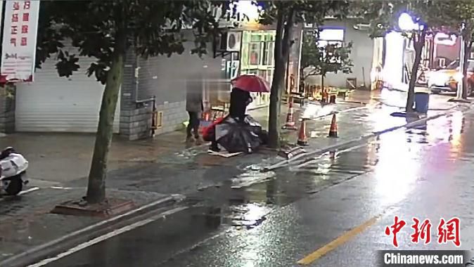 街坊们在用伞搭遮雨棚 南太湖公安提供 摄