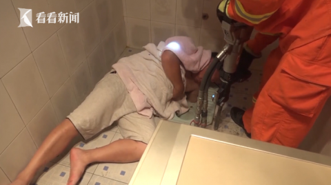 社会万象|男子手臂卡便池下水孔里！他说是为了捞鱼