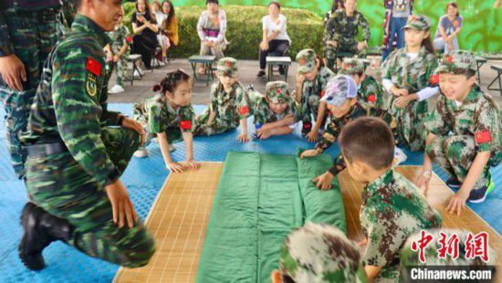 六一军营版“爸爸去哪儿”：萌娃进军营度过特殊“六一”