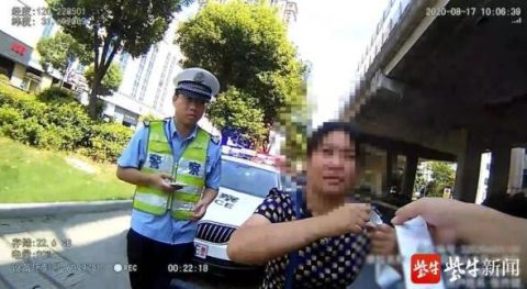 法制|无锡这位女士不戴头盔还手撕罚单咬伤民警！刑拘！