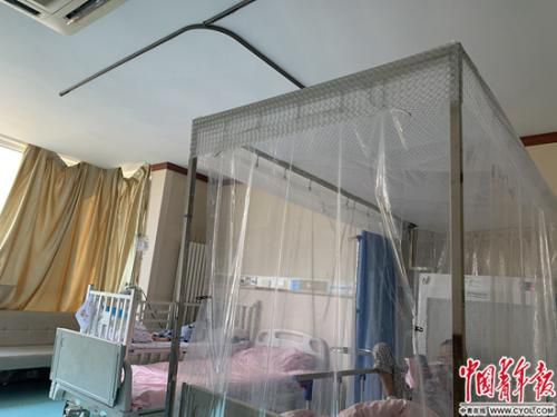 正在医院病房午休的小患者 程盟超/摄 图片来源：中国青年报