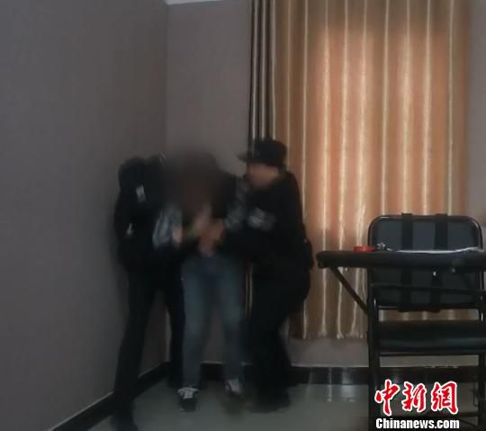 图为，民警再度将该男子张某控制 周磊 摄