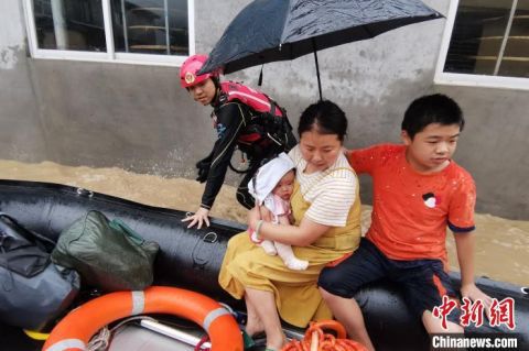 |福建武夷山水漫城区 消防队员紧急营救