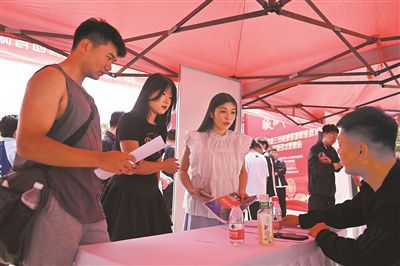 在内蒙古鄂尔多斯赴兰州资源环境职业技术大学专场引才招聘会上，学生与招聘单位工作人员交流。李亚龙（甘肃分社）/中新社