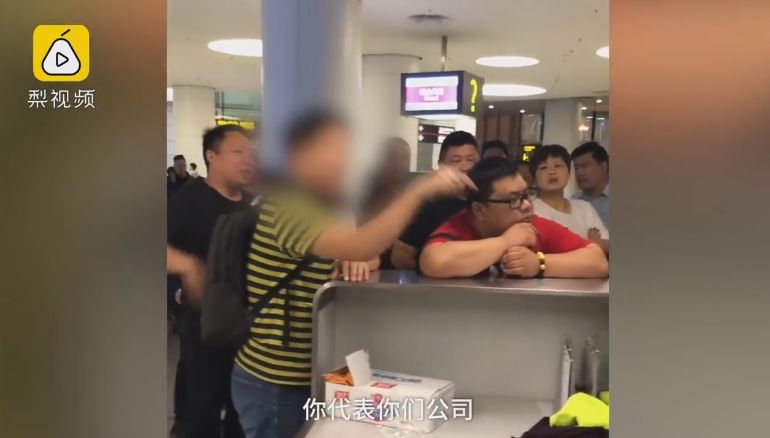 真相惊呆了！航班延误要求下跪 这到底是个什么情况？ 