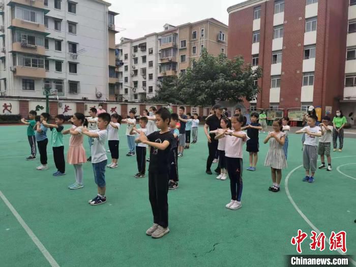 徐家汇街道爱心暑托班的部分学生正在学习武当一炁五行拳。　许婧 摄