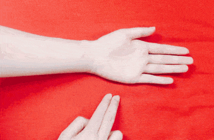 用食指和中指轻轻按压在脉搏上,数一下一分钟内脉搏跳动的次数,即可