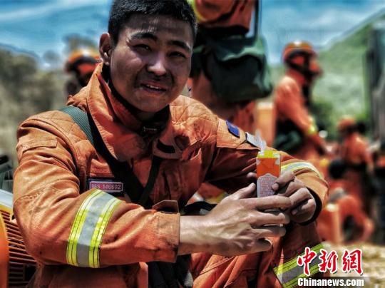 图为连续奋战三天的森林消防员在做短暂休整。云南省森林消防总队供图