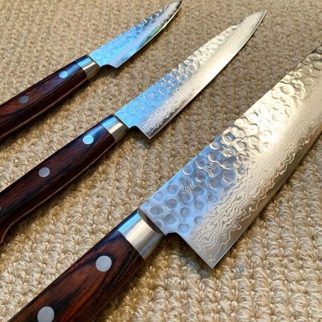 国际社会大写的淡定！纽约男子头顶插菜刀，仍与旁观者冷静交谈