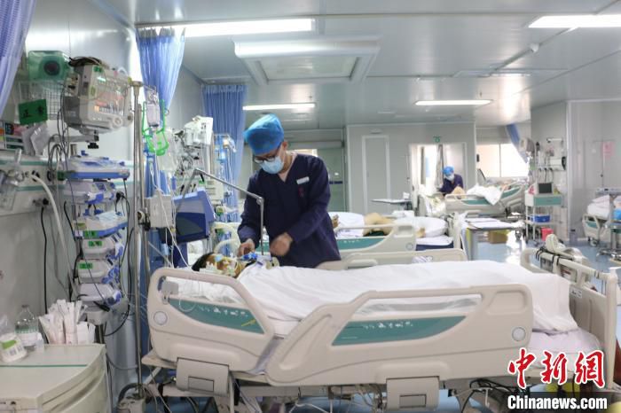 图为柳州市人民医院ICU男护士唐天泽在护理病患。　林馨 摄