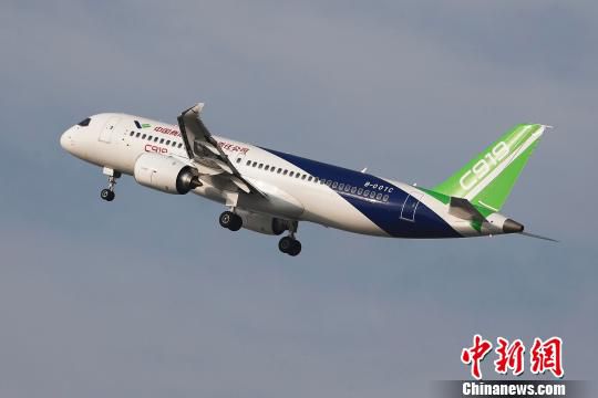 中国商飞C919大型客机第二架机在上海浦东国际机场迎来2018年新春第一次飞行。　殷立勤 摄
