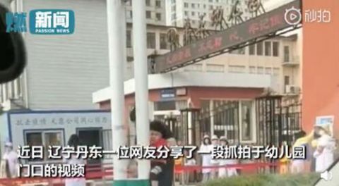 幼儿园萌娃不愿去幼儿园抱路灯杆不撒手