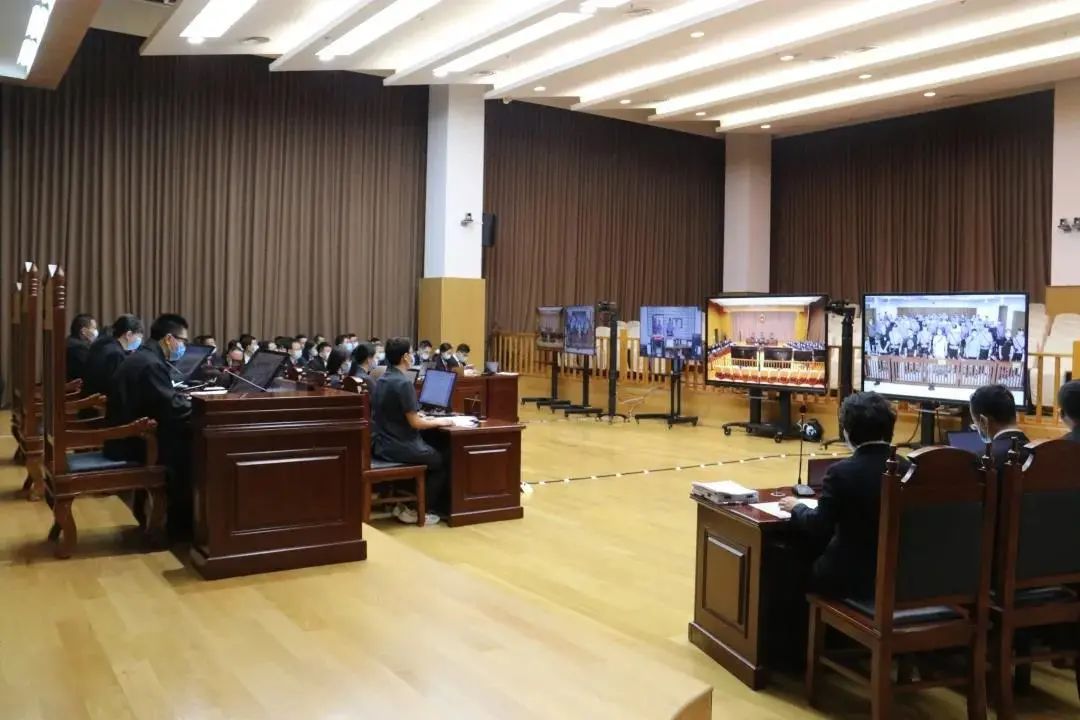 法律|黑老大出狱近百辆豪车护送，一查，31人涉黑受审