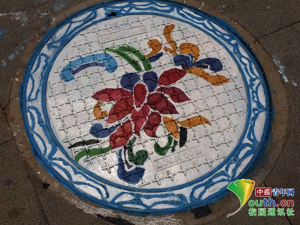 厉害了！江西高校学生给井盖涂鸦 满满的民族风