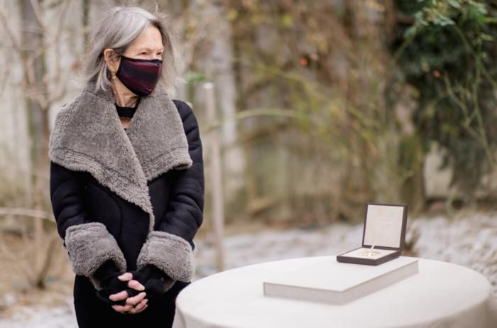 当地时间12月6日，2020年诺贝尔文学奖得主露易丝·格丽克在家门口领奖。图片来源：诺贝尔奖官网