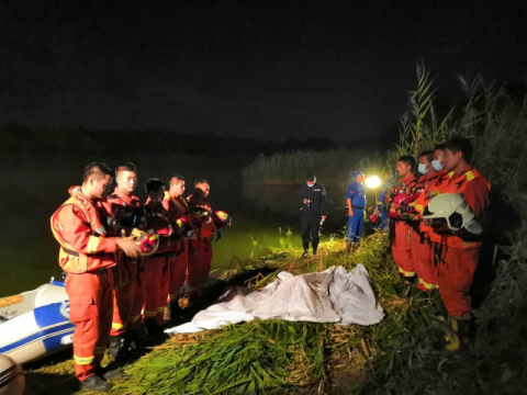 |壹现场丨又一起河边的悲剧！连夜搜救还是没能挽回三条鲜活的生命