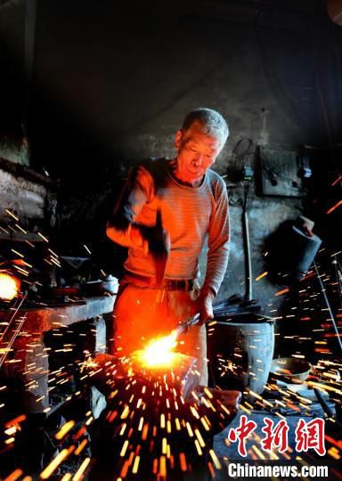 |老街打铁匠的炉火人生：钢花相伴 创新延续传承