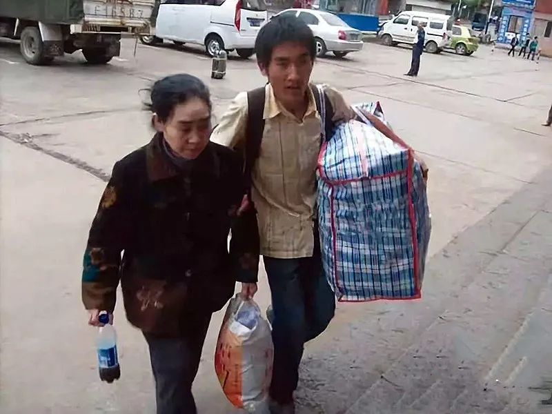 大学|四岁丧父睡猪圈，背着疯娘上大学，逃离贫穷后他又选择回来