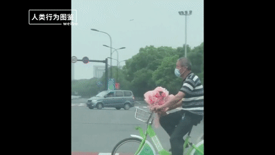 |100岁奶奶贴脸陪伴98岁爷爷，网友：等我老了也想这样