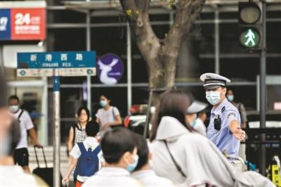 口罩|口罩坚持戴 高温中“逆行”