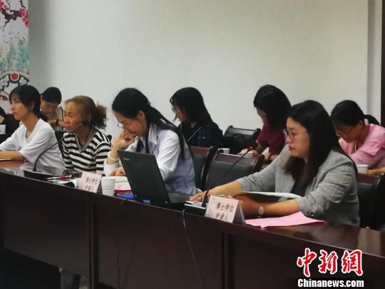 两位博士学位申请人。 许婧 摄 两位博士学位申请人。 许婧 摄