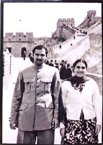 1972年，穆沙希德（左）与家人一起参观长城。受访者供图